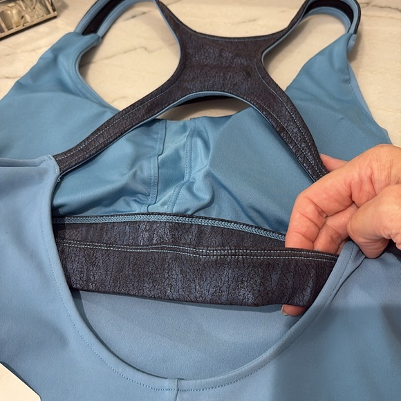ALO Yoga Venture bra tank - Picture 8 of 8